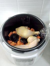甘笋香菇鸡腿汤的做法步骤3