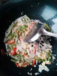 豆角辣椒蛋炒饭的做法步骤3